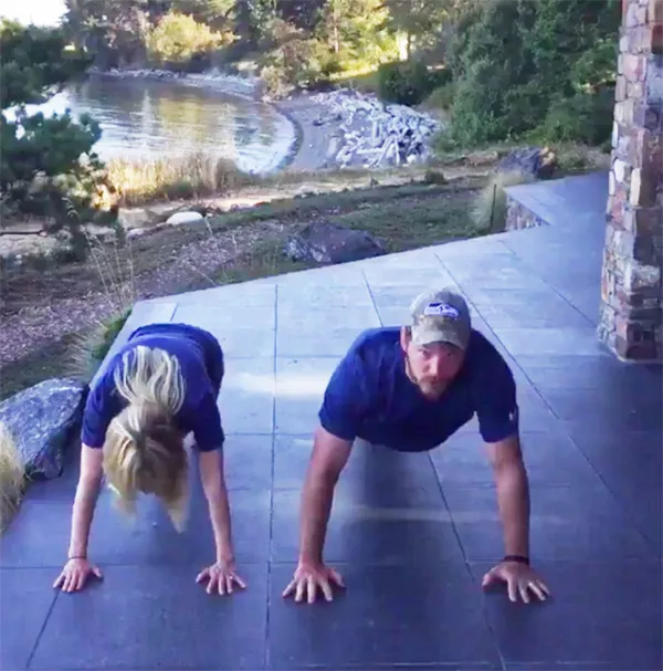Chris Pratt and Anna Faris doing pushups